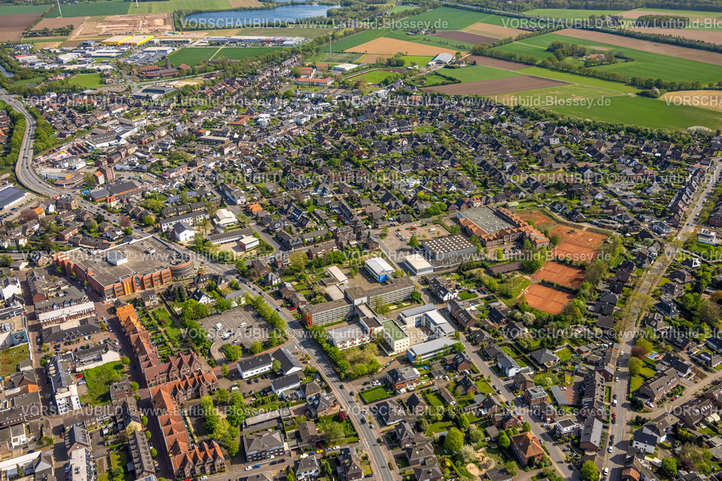 Goch240402690 | Luftbild, Sporthotel und Tagungshotel De Poort und Tennisplätze Tennisklub Rot-Weiss Goch e.V., Gesamtschule Mittelkreis, St. Georg Schule, Einkaufszentrum Goch am Südring, hinten das Gewerbegiet Goch B67 und Feuerwache, Goch, Niederrhein, Nordrhein-Westfalen, Deutschland
