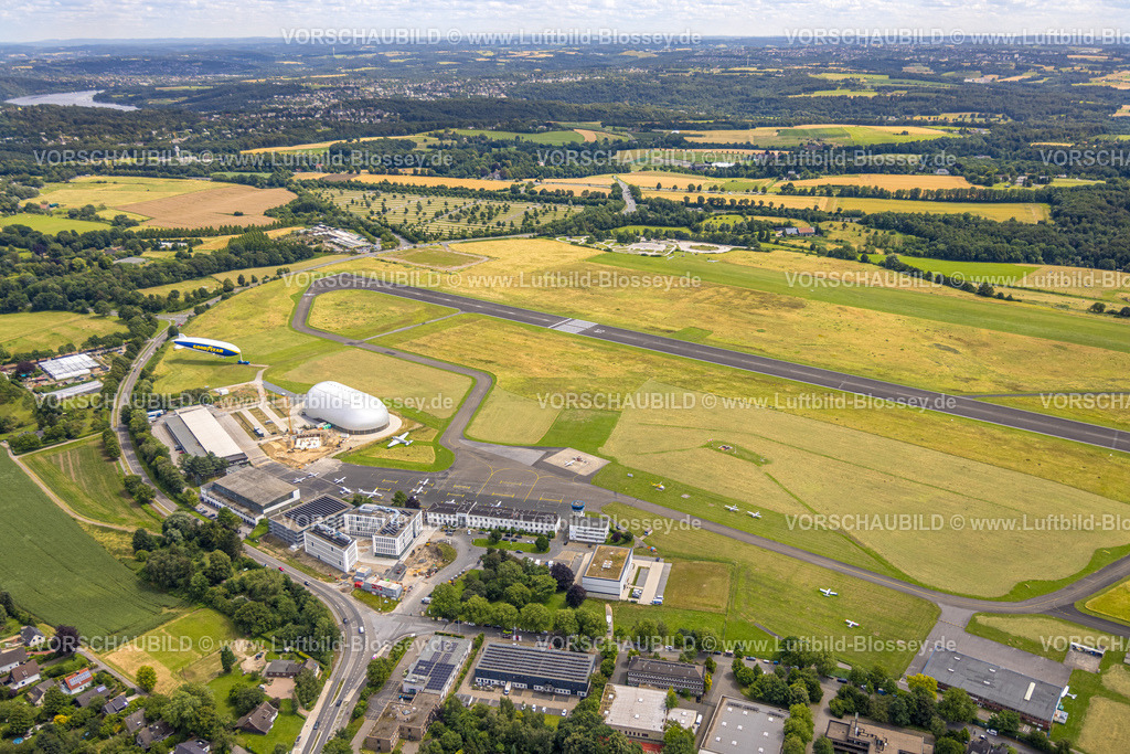 Muelheim240702591 | Luftbild, Flughafen Essen/Mülheim, Startbahn und Landebahn, Baustelle neben der Luftschiffhalle und Zeppelin Goodyear, Baustelle und Neubau Bürohäuser mit Parkhaus am Beykozplatz, parkende Flugzeuge, Holthausen - Südost, Mülheim an der Ruhr, Ruhrgebiet, Nordrhein-Westfalen, Deutschland
