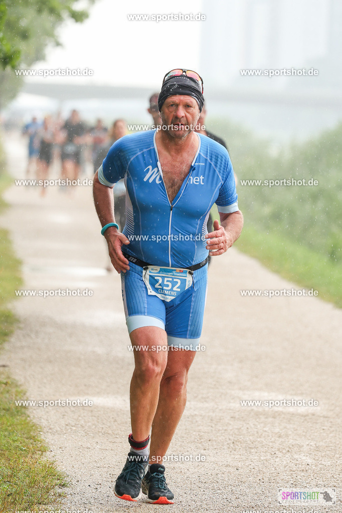 LUR_1328 | 34. M-net Erlanger Triathlon 2025 #erlangertriathlon  #mnettriathlon2025 #mnettriathlon #team #olympischedistanz #mitteldistanz #triathlon #maindonaukanal  #erlangertriathlon2025 #yourpictrs #tv1848 #tv1848erlangen  #triathlonbayern #sportinerlangen #demsportverbunden #sportshot_your_pictrs Copyright: www.sportshot.de