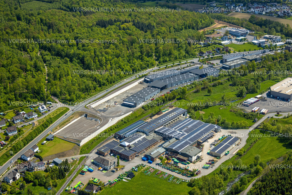 Sundern230505393 | Luftbild, Gewerbegebiet Zum Dümpel, hbwt e.K. Wärmebehandlungstechnik, Lübke und Vogt, Stemel, Solardach, Sundern, Sauerland, Nordrhein-Westfalen, Deutschland