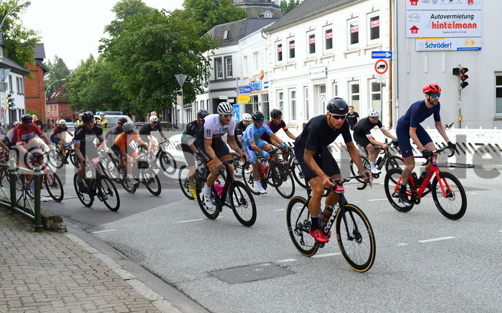 KBS Picture_Cyclassica-Hamburg_200823_019 | Hauptstrasse in Rellingen das Jedermannfeld 100KM ,
Bemer Cyclassics Hamburg Radrennen 2023 , 
Durch Hamburg und Schleswig-Holsten ,
UCI-WorldTour-Rennen Profi-Elite Herren ca.200KM , 
Amateurradfahrer Jedermann Rennen 60KM ,
Amateurradfahrer Jedermann Rennen 100KM , - Realisiert mit Pictrs.com