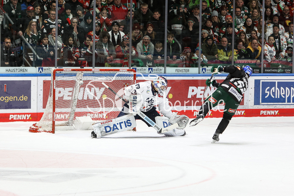 Augsburger Panther - Adler Mannheim | Arno TIEFENSEE (MERC #30) haelt den Penalty von OTSO RANTAKARI (AEV #52)