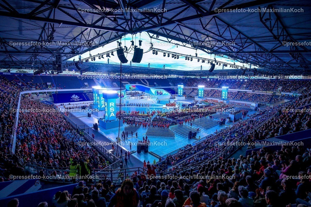 FISU16072501019 | 16.07.2025, Duisburg, FISU World University Games Summer, Rhine-Ruhr 2025, Opening Ceremony, Schauinsland-Reisen-Arena: Die Athleten betreten das Stadion. 116 Delegationen betreten das Stadion. Athletes Parade Feature Innenansicht Feierliche Eröffnung der FISU in der Arena. übersicht übersichtsbild Impression Symbolbild Symbolisch Zuschauer Besucher 