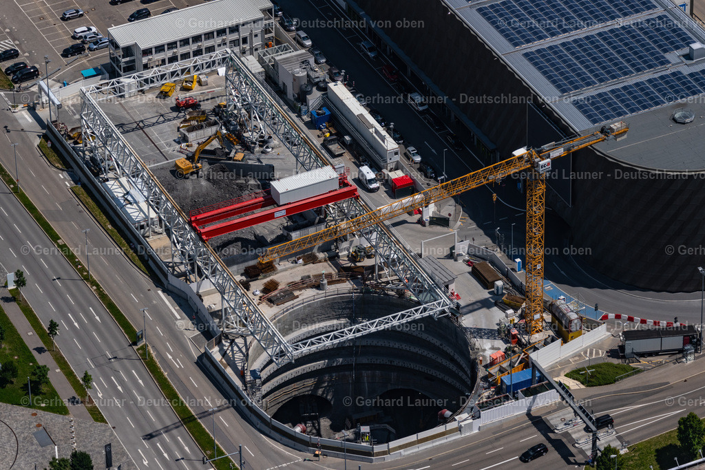 4046563 | LEINFELDEN-ECHTERDINGEN 19.07.2021 Baustelle mit Tunnelführungsarbeiten für die Streckenführung und den Verlauf " Flughafentunnel " am Flughafen Stuttgart in Leinfelden-Echterdingen im Bundesland Baden-Württemberg, Deutschland. Weiterführende Informationen bei: Ed. Züblin AG,  GBI Gackstatter Beratende Ingenieure GmbH,  Max Bögl Bauservice GmbH &amp; Co. KG,  STRABAG Real Estate GmbH,  Vössing Ingenieurgesellschaft mbH. // Construction site with tunneling work for the route and the course " airport tunnel " at Stuttgart Airport in Leinfelden-Echterdingen in the state Baden-Wuerttemberg, Germany. Further information at: Ed. Zueblin AG,  GBI Gackstatter Beratende Ingenieure GmbH,  Max Boegl Bauservice GmbH &amp; Co. KG,  STRABAG Real Estate GmbH,  Voessing Ingenieurgesellschaft mbH. Foto: Gerhard Launer
