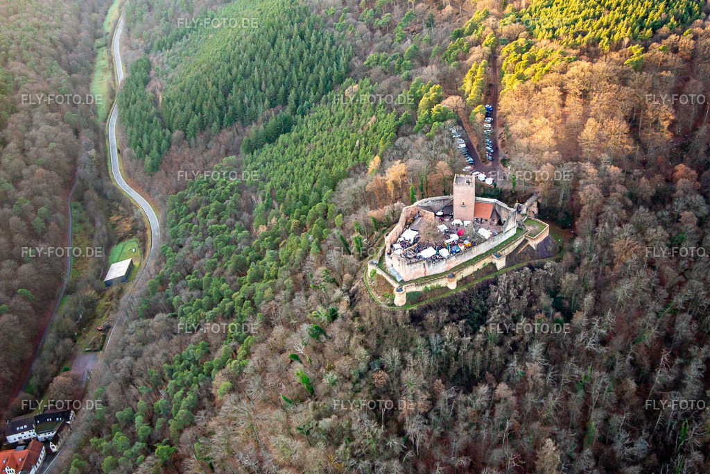 Weihnachtsmarkt auf der Burgruine Landeck | Luftbild: Weihnachtsmarkt auf der Burgruine Landeck in Klingenmünster im Bundesland Rheinland-Pfalz in Deutschland. Foto: IMG_139399.jpg vom 16.12.2023 durch ©2025 Werner Riehm fly-foto.de/copyright - Realisiert mit Pictrs.com