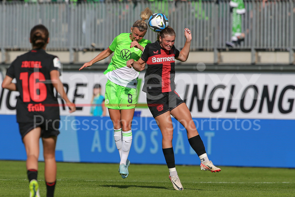 Fussball, Google Pixel Frauen-Bundesliga, VfL Wolfsburg - Bayer 04 Leverkusen | v.li.: Lena Lattwein (VfL Wolfsburg, 8) und Karolina Lea Vilhjalmsdottir (Bayer 04 Leverkusen, 18) im Kopfballduell, Kopfball, Zweikampf, Action, Aktion, Spielszene, DIE DFB-RICHTLINIEN UNTERSAGEN JEGLICHE NUTZUNG VON FOTOS ALS SEQUENZBILDER UND/ODER VIDEOÄHNLICHE FOTOSTRECKEN. DFB REGULATIONS PROHIBIT ANY USE OF PHOTOGRAPHS AS IMAGE SEQUENCES AND/OR QUASI-VIDEO.