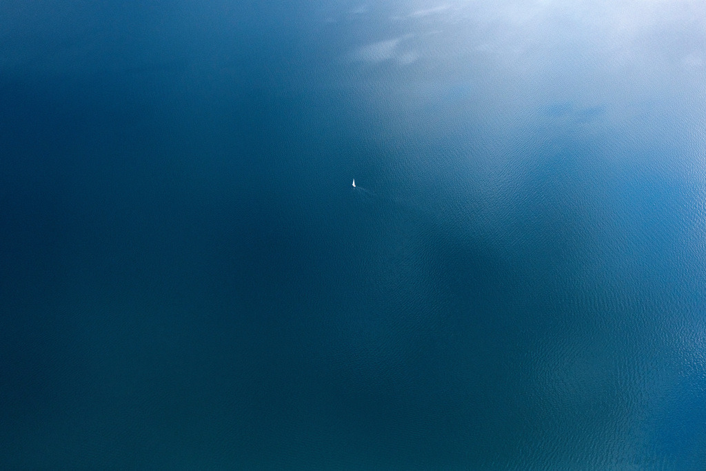 dr__0057272.jpg | HERRSCHING AM AMMERSEE 23.07.2020 Sportboot- Segelschiff mit weißen Seggeln in Fahrt auf dem Ammersee in Herrsching am Ammersee im Bundesland Bayern, Deutschland. // Sailboat under way on Ammersee in Herrsching am Ammersee in the state Bavaria, Germany. Foto: Daniel Reiter