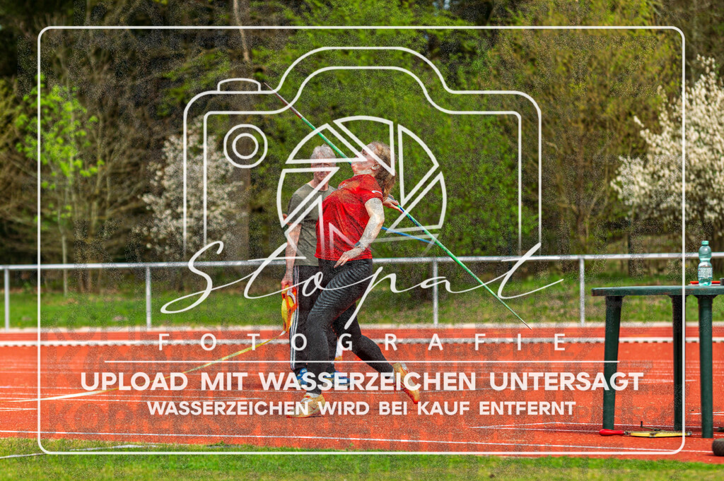 KMHK-1072 | Sandra Bargmann (MTV Soltau (NI)) bei den Kreismeisterschaften Leichtathletik-Wurf Heidekreis 2026 im Boehmewaldstadion, Soltau (Simon Paul Stopat) - Realisiert mit Pictrs.com