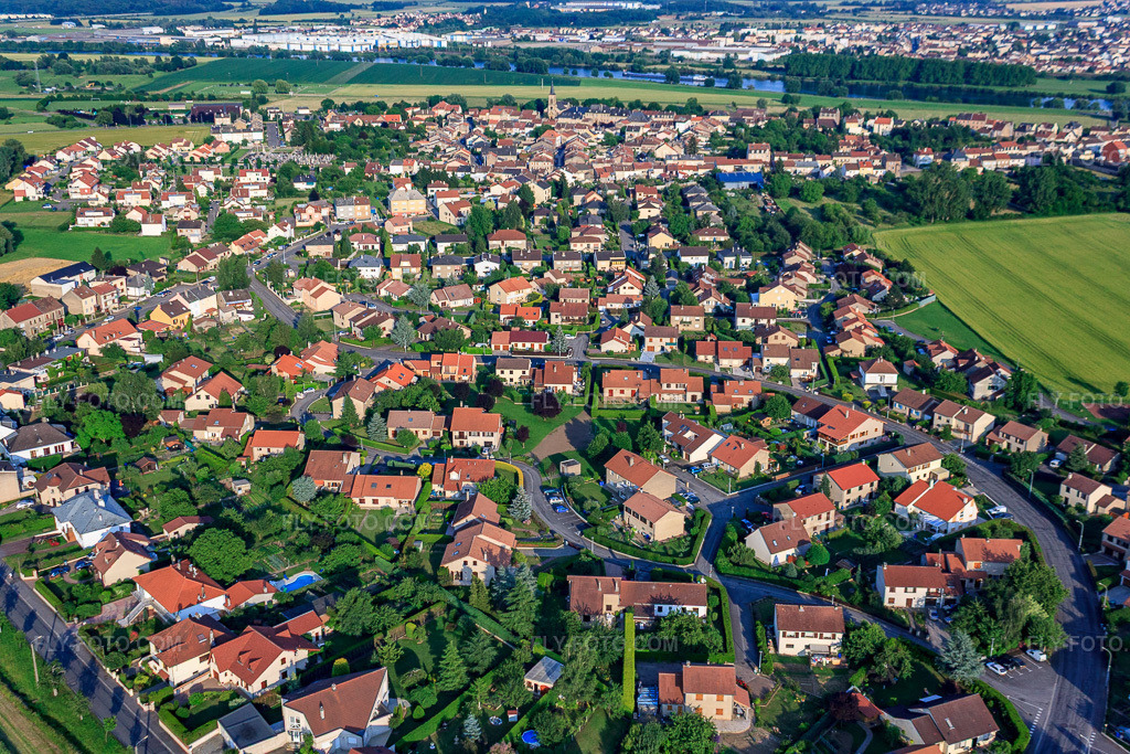 Aerial view: View of the town from the northwest in Manom in the state Moselle, France. – Photo: IMG_29520.jpg taken on 06/26/2010 by Werner Riehm/FLY-FOTO.com – Resolution of the original: 4752 x 3168 px