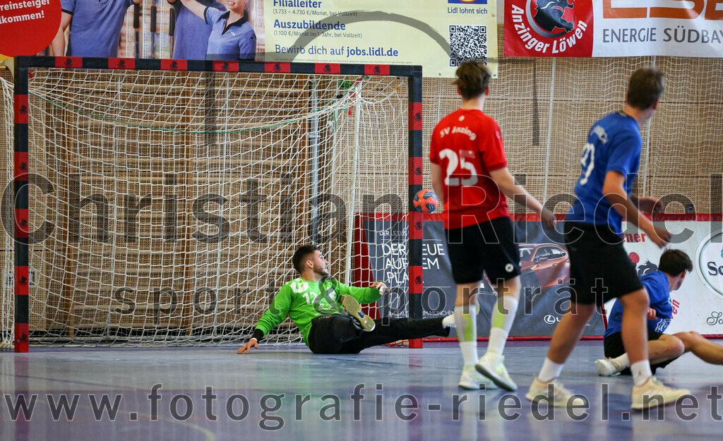 2022-12-17_077_SV_Anzing_gegen_TSV_Simbach | Anzing, Deutschland, 17.12.2022:
Handball, Bayernliga männliche A-Jugend 2022 / 2023, 9. Spieltag, SV Anzing gegen TSV Simbach, Endergebnis: 39:30

Torwart Tobias Baumann (SV Anzing, #12), Leon Korpar (SV Anzing, #25), Kilian Oberlechner (TSV Simbach, #80)

Foto: Christian Riedel / fotografie-riedel.net