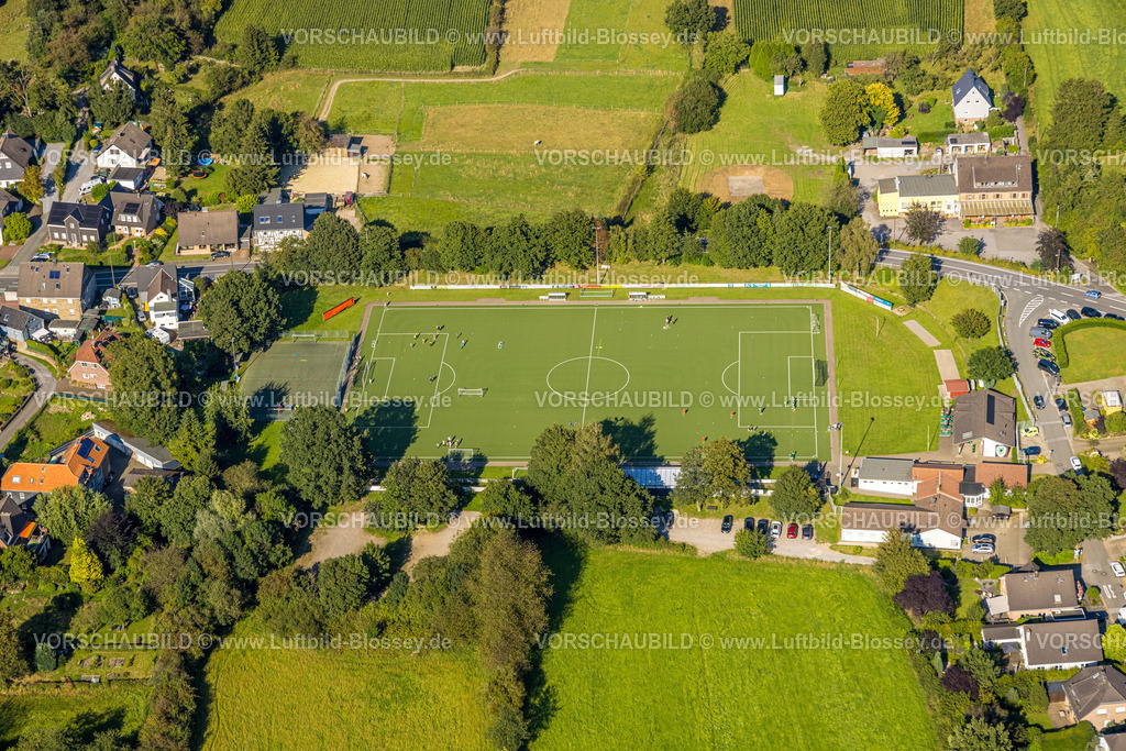 Sprockhoevel240811134 | Luftbild, Fußballstadion Haßlinghauser Straße des Sport-Club Obersprockhövel e.V., Spieler im Training, Obersprockhövel, Sprockhövel, Ruhrgebiet, Nordrhein-Westfalen, Deutschland