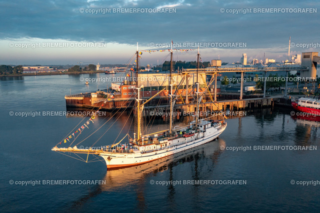 DJI_0076 | 30.09.2022 Drohnenaufnahmen Dt. Schifffahrtstag 2022 Bremen Wendebecken / Weser
