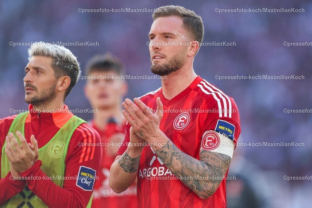 1FC23022502272 | 23.02.2025, Fußball, 1. FC Köln - Fortuna Düsseldorf, 2.. Fußball Bundesliga, 23. Spieltag, RheinEnergie-STADION, Saison 2024 2025: Abschlussjubel Fortuna nach dem 1:1 gegen Köln. Andre Hoffmann (Fortuna Düsseldorf #3)DFB regulations prohibit any use of photographs as image sequences and or quasi-video.