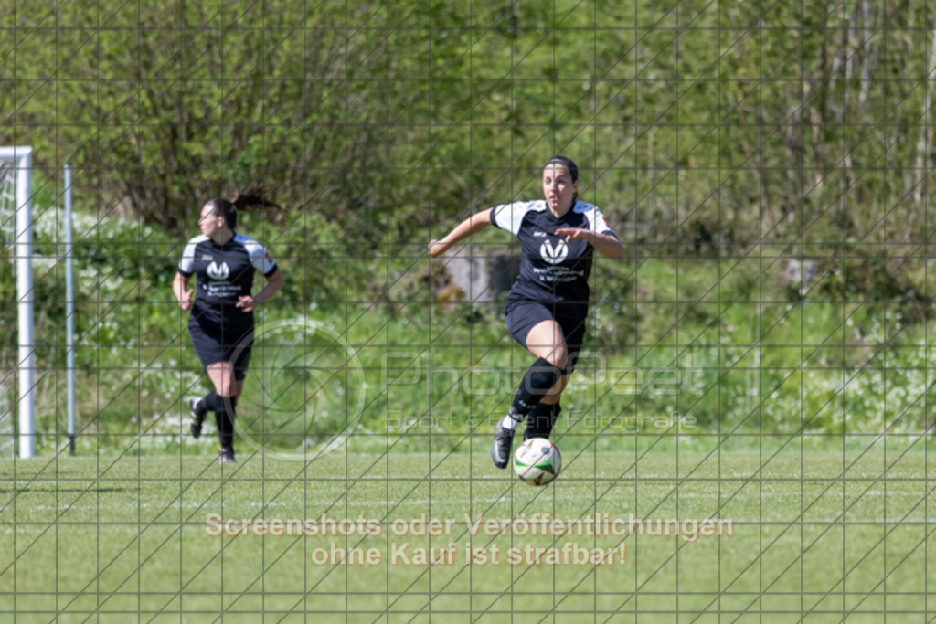 20260426_111101_0133 | #,TV Jebenhausen (schwarz) vs. SV Musbach (blau), Fußball, Frauen-Verbandsliga Württemberg, 17. Spieltag, Saison 2025/2026, Rasenplatz TV Jebenhausen, Schelmenwasen 3, 73035 Göppingen, 26.04.2026 - 11:00 Uhr,Foto: PhotoPeet / Sport- &amp; Eventfotografie / Peter Harich