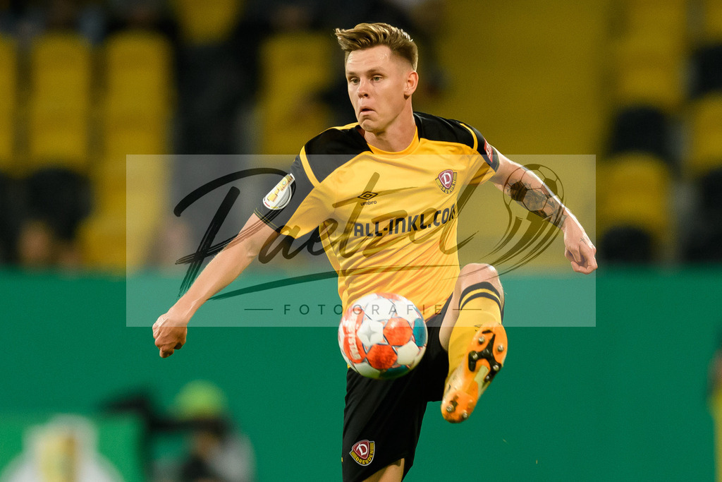DREPAD20210806_106 | Fussball, Herren: Julius Kade (SG Dynamo Dresden) in Aktion, am Ball, Einzelaktion beim Spiel der 1. Runde im DFB-Pokal zwischen SG Dynamo Dresden und SC Paderborn 07 im Rudolf-Harbig-Stadion am 06.08.2021 in Dresden, Deutschland.DFB / DFL REGULATIONS PROHIBIT ANY USE OF PHOTOGRAPHS AS IMAGE SEQUENCES AND/OR QUASI-VIDEO. - Realisiert mit Pictrs.com