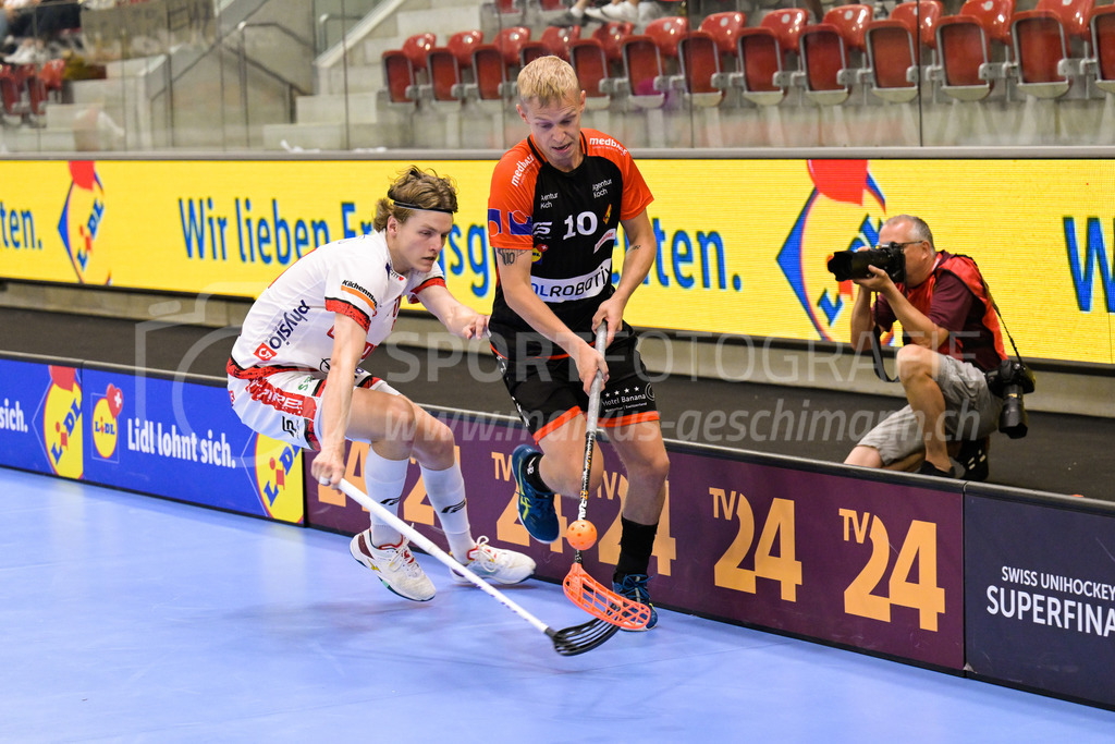 HC Rychenberg vs. Floorball Köniz - 28. August 2022 | HC Rychenberg vs. Floorball Köniz
AXA Arena, Winterthur
Markus Lindgjerdet (#10 HC Rychenberg) gegen Samuel Poffet (#70 Floorball Köniz).
Bild: Sportfotografie Markus Aeschimann | www.markus-aeschimann.ch - Realisiert mit Pictrs.com
