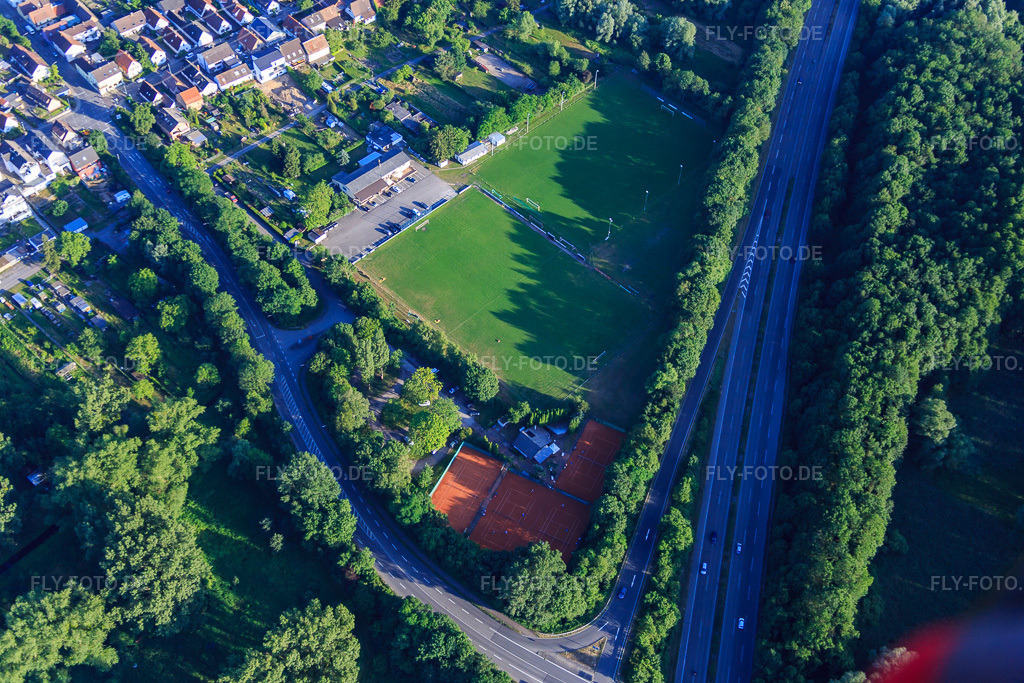 Luftbild: Sportplätze des FC Germania Neureut 07 an der B36 im Ortsteil Neureut in Karlsruhe im Bundesland Baden-Württemberg in Deutschland. Foto: IMG_080807.jpg vom 13.06.2015 durch Werner Riehm/FLY-FOTO.deFC Germania Neureut 07 - über 100 Jahre Tradition