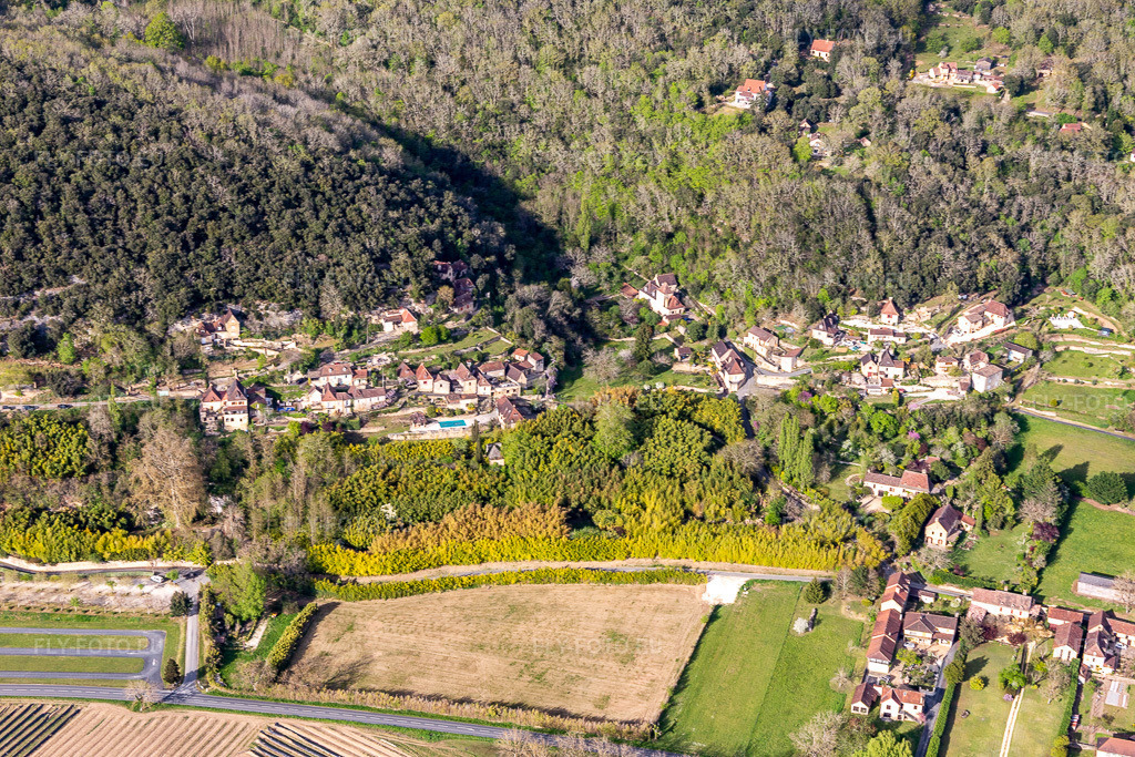 Vue aérienne: Vue de la ville à La Roque-Gageac dans le département Dordogne, France. Photo: IMG_113424.jpg prise le 16/04/2019 par Werner Riehm/FLY-FOTO.eu – Résolution de l'original: 5472 x 3648 px