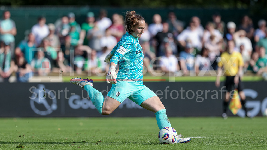 Fussball, Google Pixel Frauen-Bundesliga, SV Werder Bremen - SC Freiburg | Laura Benkarth (Torhüterin, SC Freiburg, 1) am Ball, Freisteller, Einzelbild, Ganzkörper, Aktion, Action, Spielszene, DIE DFB-RICHTLINIEN UNTERSAGEN JEGLICHE NUTZUNG VON FOTOS ALS SEQUENZBILDER UND/ODER VIDEOÄHNLICHE FOTOSTRECKEN. DFB REGULATIONS PROHIBIT ANY USE OF PHOTOGRAPHS AS IMAGE SEQUENCES AND/OR QUASI-VIDEO.