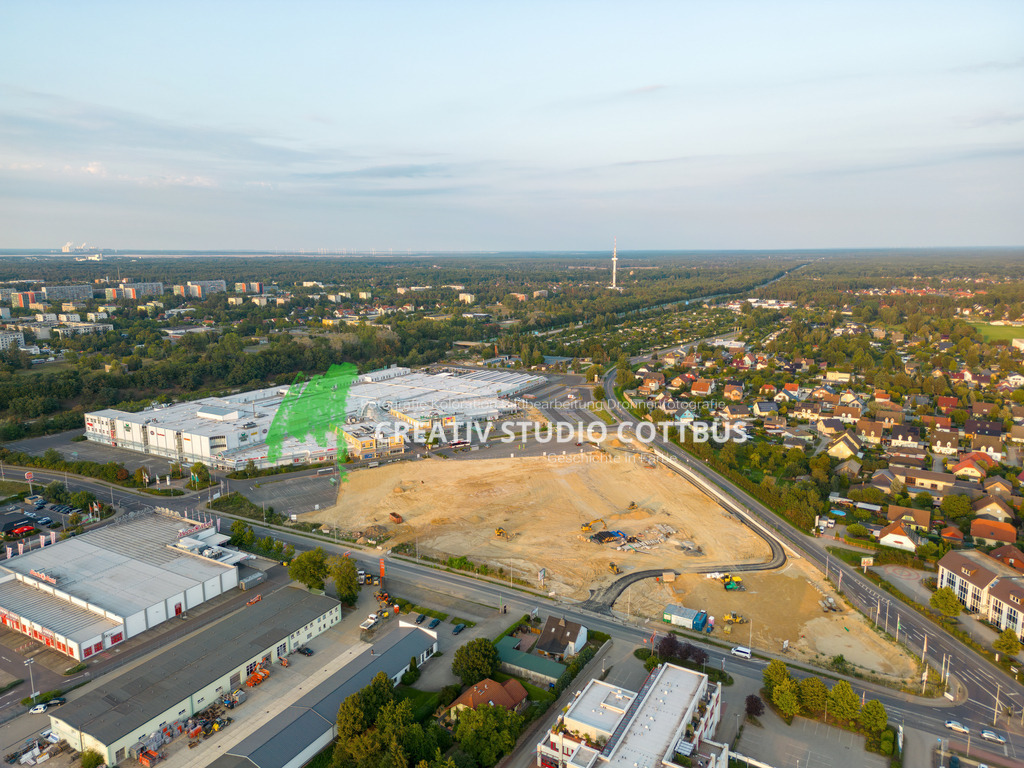 Lausitz Park Cottbus 2 | Der Lausitz Park wird in den nächsten Jahren grundlegend erneuert. 
Edeka Minden investiert dazu bis zu 80 Millionen Euro für den kompletten Neubau.
Für die Edeka ist es die größte Investition an einem Einzelhandelsstandort im gesamten Vertriebsgebiet der Edeka Minden-Hannover.
Auf der aktuellen Baustelle wird in den nächsten Monaten der Bau des "Marktkauf- Hauses" fertig gestellt.
Später wird der alte Lausitz Park komplett abgerissen und auf gleicher Stelle neu erbaut. - Realisiert mit Pictrs.com