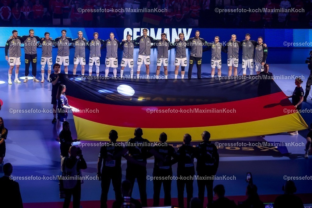 EHF28012602192 | 28.01.2026, Handball, Men's EHF EURO 2026, Deutschland - Frankreich, Jyske Bank Boxen in Herning, Dänemark, Main Round: Das deutsche Team steht bei der Nationalhymne Arm in Arm zusammen.  L-R  Johannes Golla (Germany #04)  David Späth (Germany #01)  Nils Lichtlein (Germany #03)  Miro Schluroff (Germany #05)  Matthes Langhoff (Germany #13)  Mathis Häseler (Germany #14)  Juri Knorr (Germany #15)  Lukas Zerbe (Germany #17) Julian Köster (Germany #18)  Renars Uscins (Germany #23)  Franz Semper (Germany #32)  Andreas Wolff (Germany #33)  Lukas Mertens (Germany #36)  Justus Fischer (Germany #54)  Marko Grgic (Germany #71)  Jannik Kohlbacher (Germany #80)