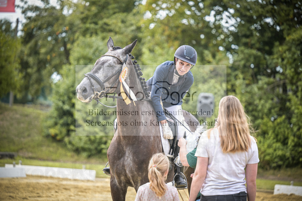 DOS_7483 | Entdecke hochwertige Reitturnierfotos von Foto Oger. Professionell, emotional und authentisch – jetzt Lieblingsmomente im Shop bestellen.Deutschlandweite Turnierfotografie. - Realisiert mit Pictrs.com
