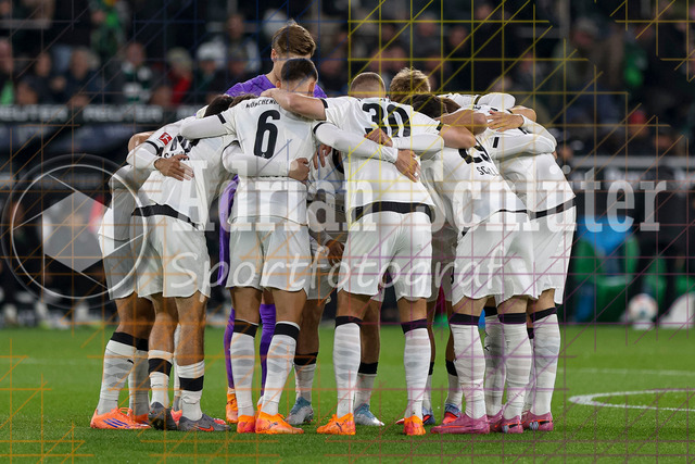 Borussia Mönchengladbach vs SC Freiburg - Bundesliga  | Mönchengladbach, Deutschland, 05.10.25:   die Spieler von Borussia Mönchengladbach bilden einen Teamkreis waehrend des Spiels der Bundesliga zwischen Borussia Mönchengladbach vs SC Freiburg im Stadion im Borussia Park(Foto von Brauer-Fotoagentur / Adrian Schlueter)