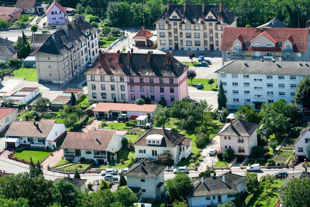 Aerial view: Rue Saint-Just le Martel in Lauterbourg in the state Bas-Rhin, France. – Photo: IMG_3596.jpg taken on 08/31/2006 by Werner Riehm/FLY-FOTO.com – Resolution of the original: 3456 x 2304 px