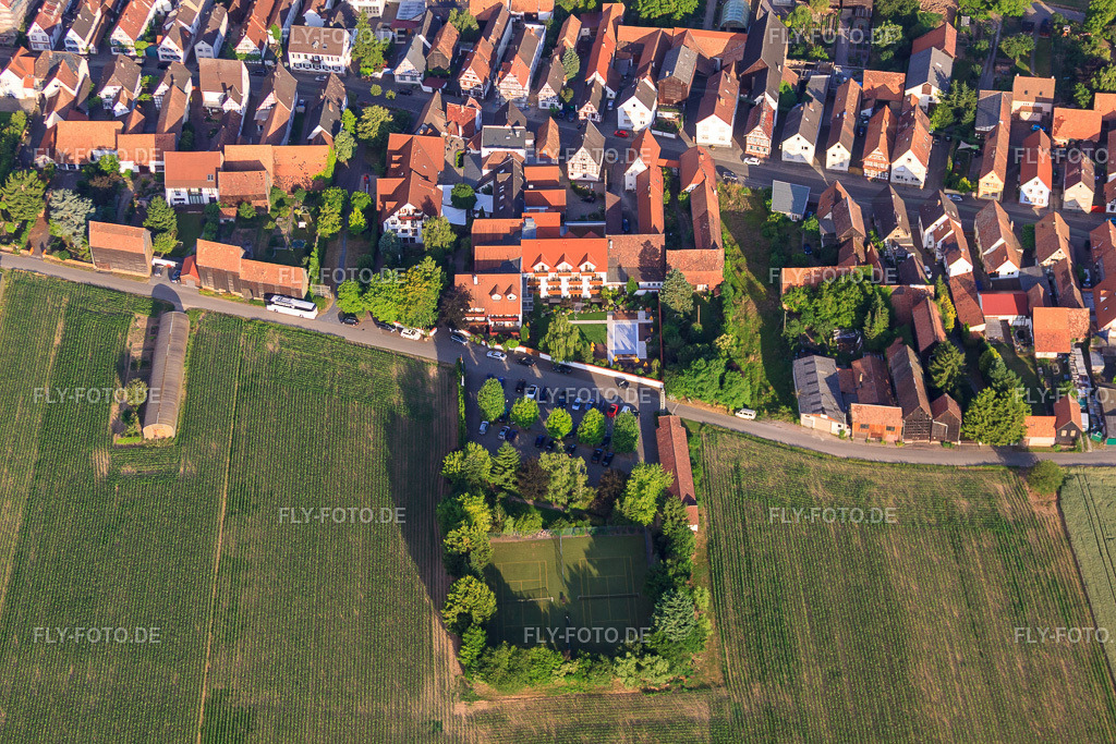 Parkplatz und Tennisplatz des Hotel Restaurant Krone https://www.hotelkrone.de/ | Luftbild: Parkplatz und Tennisplatz des Hotel Restaurant Krone https://www.hotelkrone.de/ im Ortsteil Hayna in Herxheim im Bundesland Rheinland-Pfalz in Deutschland. Foto: IMG_67942.jpg vom 14.06.2014 durch Werner Riehm/FLY-FOTO.de - Realisiert mit Pictrs.com