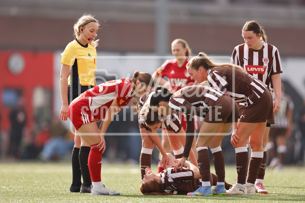 Fußball I Frauen I Saison 2025-2026 I Regionalliga Nord I 15. Spieltag I St. Pauli - SpVg Aurich-73 | Sophie Musal (22, SpVg Aurich) erkundigt sich bei Nina Woitzik (5, FC St. Pauli), ob alles in Ordnung ist. - Realisiert mit Pictrs.com