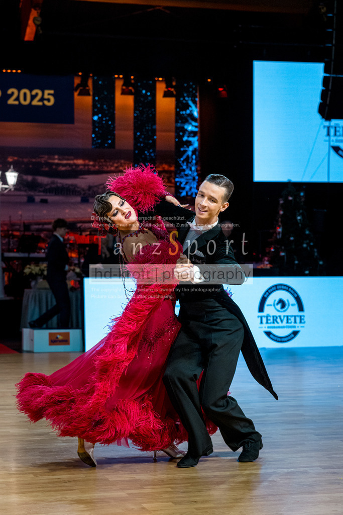 20251212_WDSF_World_Ch_Cup_RS-Std_1488-2 | Tanzsportbilder, Standardtanz, Lateintanz, WDSF, DTV, LTVB, dancecomp, goc, hessen tanzt, blaues band der spree, walzer, tango, wiener walzer, slowfox, quickstepp, samba, rumba, cha-cha-cha, paso doble. jive, hd-kroft photography, turniertanzsport