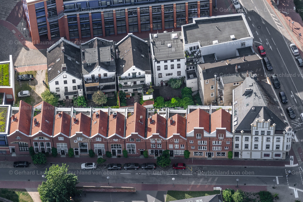 4030351 | BREMERHAVEN 01.06.2020 Wohn- und Geschäfts- Reihenhäuser an der an der Deichstraße im Ortsteil Mitte-Süd in Bremerhaven im Bundesland Bremen, Deutschland. // Residential and commercial terraced houses on the Deichstrasse in the district Mitte-Sued in Bremerhaven in the state Bremen, Germany. Foto: Gerhard Launer