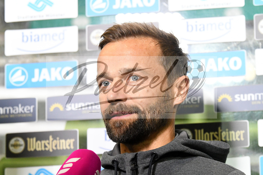 20200214_SCPFWK_0012 | Fussball, Herren: Trainer Michael Schiele (FC Wuerzburger Kickers) im Interview waehrend des Spiels der 3. Liga zwischen SC Preussen Muenster und FC Wuerzburger Kickers im Preussenstadion am 14.02.2020 in Muenster, Deutschland.DFB / DFL REGULATIONS PROHIBIT ANY USE OF PHOTOGRAPHS AS IMAGE SEQUENCES AND/OR QUASI-VIDEO. - Realisiert mit Pictrs.com