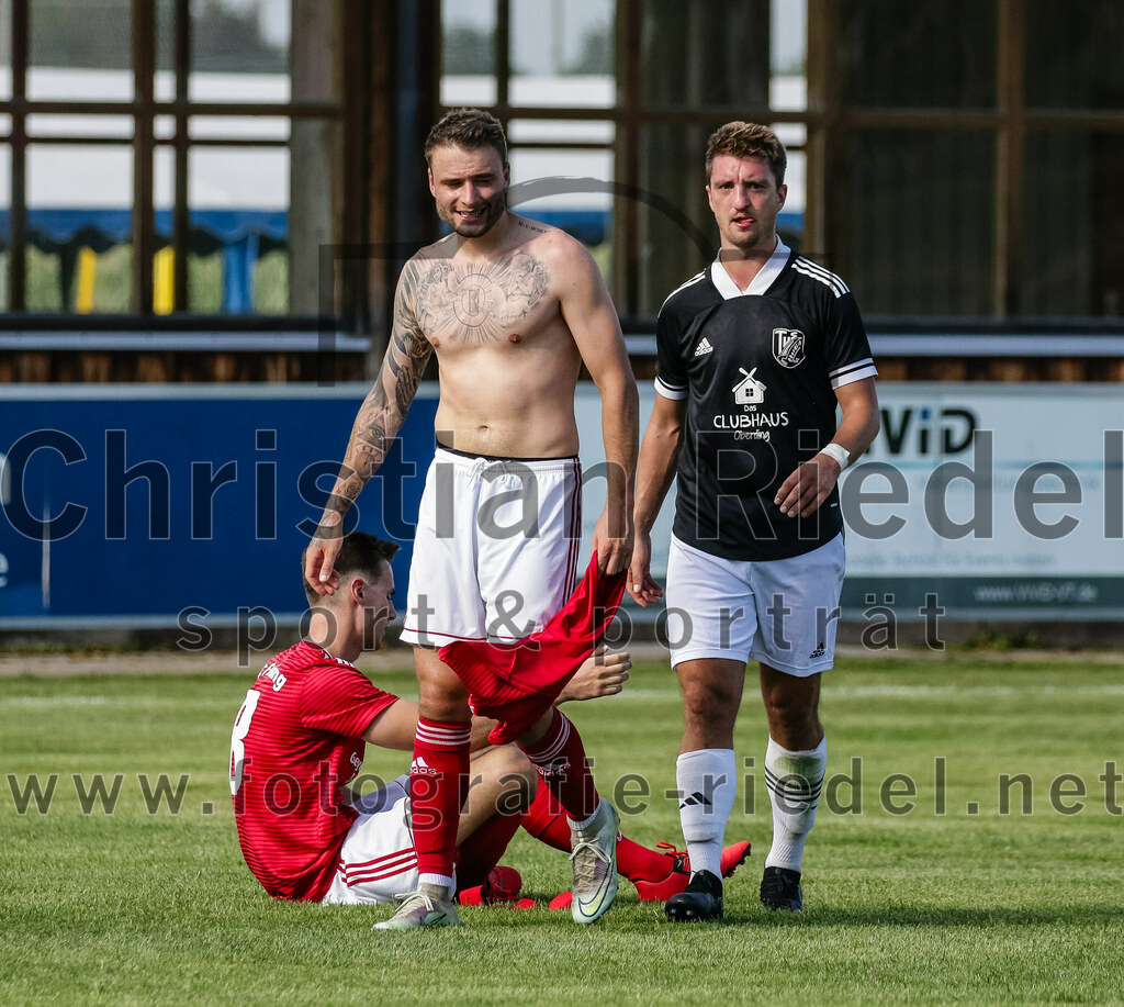 2023-08-20_117_TuS_Oberding_gegen_FC_Finsing_II | Oberding, Deutschland, 20.08.2023:
Fußball, Kreisklasse 2023 / 2024, 3. Spieltag, TuS Oberding gegen FC Finsing II, Endergebnis: 1:1

Leon Engelhard (FC Finsing, #8), Benedikt Schiwietz (FC Finsing, #9), Thomas Holzmann (TuS Oberding, #5)

Foto: Christian Riedel / fotografie-riedel.net