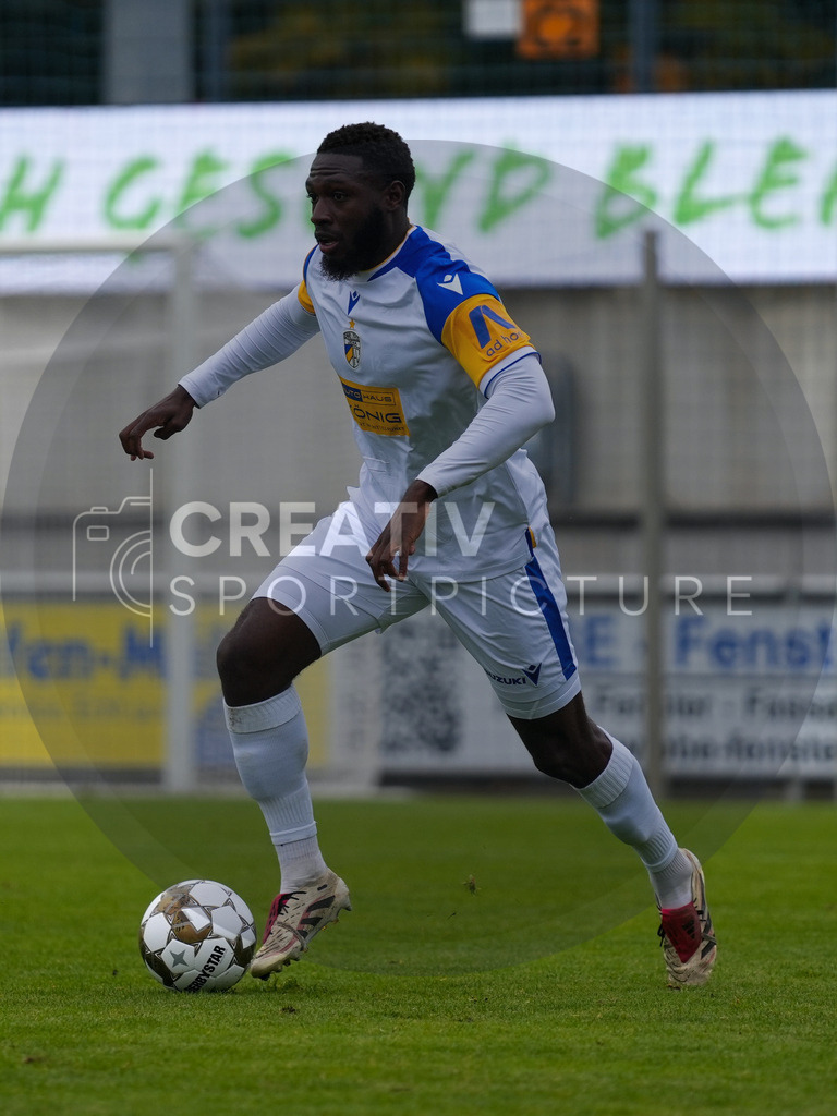 Fußball, Herren, Saison 2025/2026, Regionalliga Nordost, 11. Spieltag, FSV 63 Luckenwalde vs. FC Carl-Zeiss Jena, Samstag 05.10.2025, Werner-Seelenbinder-Stadion Luckenwalde, | Fußball, Herren, Saison 2025/2026, Regionalliga Nordost, 11. Spieltag, FSV 63 Luckenwalde vs. FC Carl-Zeiss Jena, Samstag 05.10.2025, Werner-Seelenbinder-Stadion Luckenwalde, Im Bild: Malik Talabidi (Jena) - Realisiert mit Pictrs.com