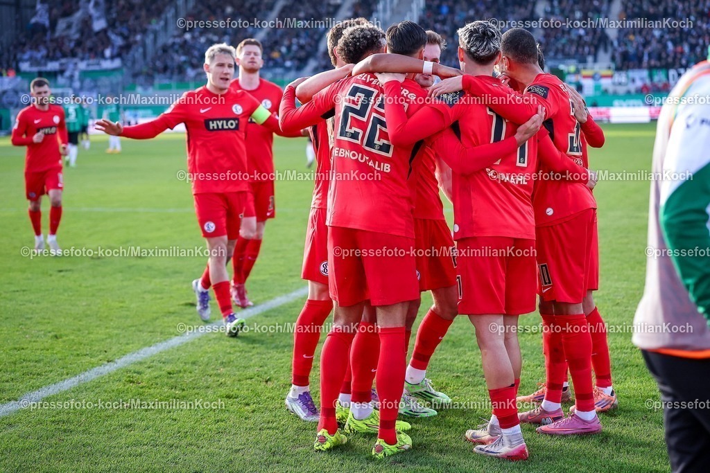 PRM21122501020 | 21.12.2025, Fußball, Preußen Münster - SV 07 Elversberg, 2. Fußball Bundesliga,  Preußenstadion, 17.Spieltag, Saison 2025 2026: Torjubel nach dem Tor zum 1:0 durch Torschütze Younes Ebnoutalib (Elversberg #22) nach Elfmeter   DFB regulations prohibit any use of photographs as image sequences and or quasi-video.