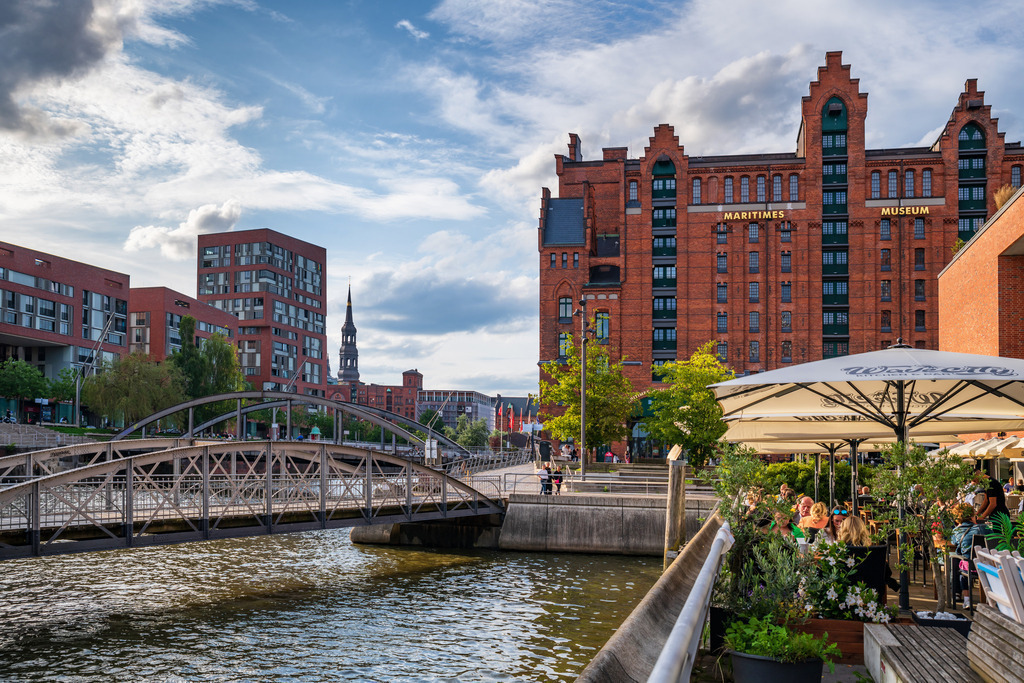 10230821 - Sommer in der Hafencity | Sommerliche Stimmung an der Elbtorpromenade in der Hafencity mit Blick auf das Maritime Museum.