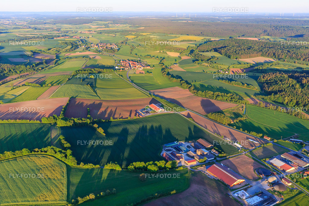 Dorfansicht im Ebrachtal von Westen | Luftbild: Dorfansicht im Ebrachtal von Westen im Ortsteil Kötsch in Burgwindheim im Bundesland Bayern in Deutschland. Foto: IMG_100434.jpg vom 27.05.2017 durch Werner Riehm/FLY-FOTO.de - Realisiert mit Pictrs.com