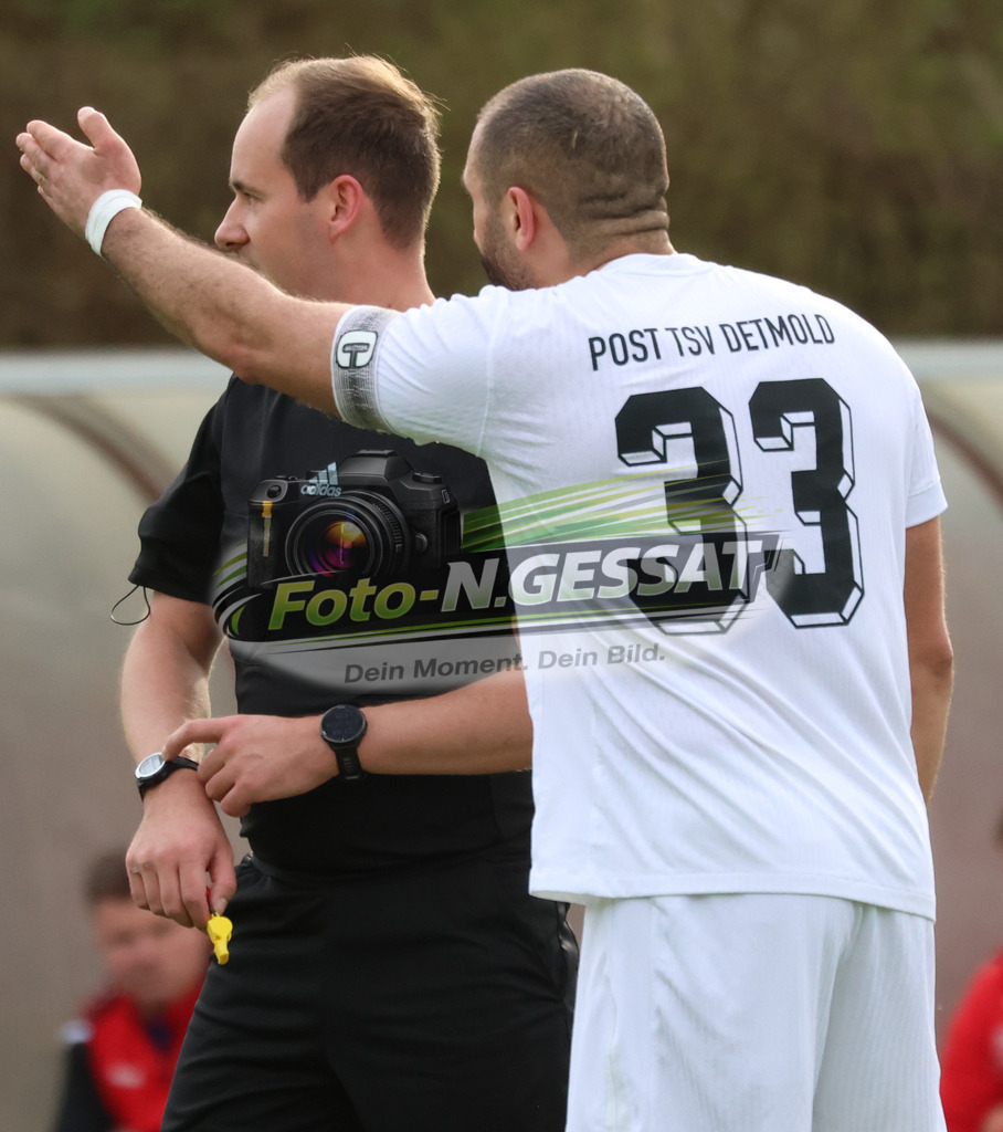 FC RW Kirchlengern - Post TSV Detmold | Auf dem Bild zu sehen: Schiedsrichter: Marcel Gäer ; Weiß Post TSV Detmold: Zalem ÖzmenFC RW Kirchlengern, Post TSV Detmold, Saison 25/26, Landesliga, Deutschland - Realisiert mit Pictrs.com