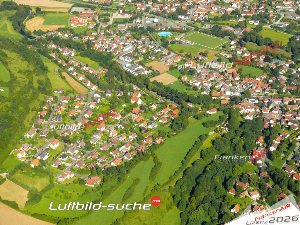 Die Luftaufnahme der Stadt Marktrodach wurde vom UL-Flugzeug heraus erstellt ( keine Drohne )- hohe Auflösung für beste Qualität