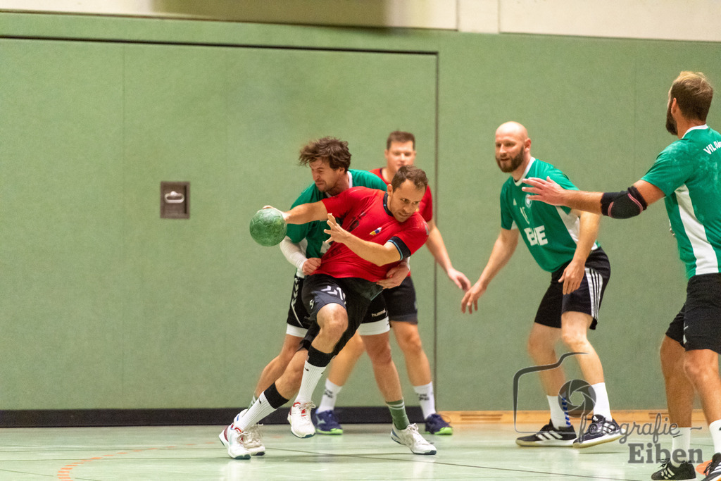 VFL Oldenburg-SG FriPe | Herren Regionsoberliga; VFL Oldenburg (grün)-SG FriPe (rot) am 04.11.2023 in Oldenburg (Robert-Schumann-Halle Oldenburg), Deutschland, Photo: Philip Eiben 2023 - Realisiert mit Pictrs.com