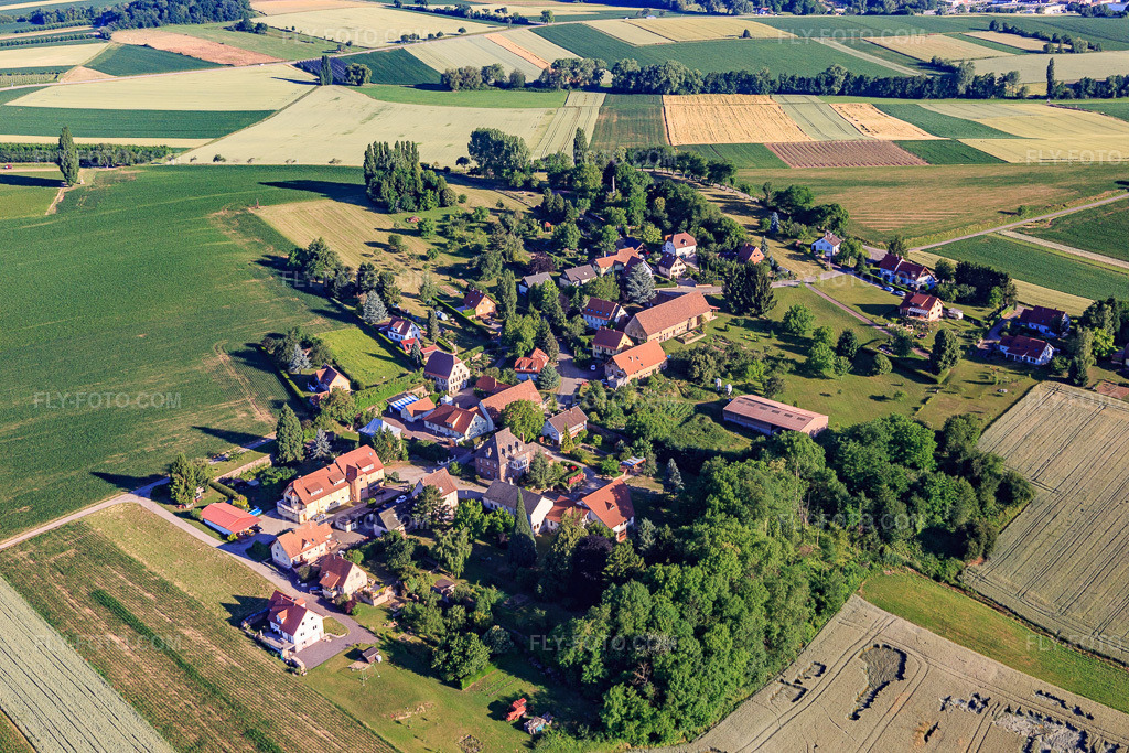 Aerial view: Geisberg district in the district Altenstadt in Wissembourg in the state Bas-Rhin, France. – Photo: IMG_100975.jpg taken on 06/17/2017 by Werner Riehm/FLY-FOTO.com – Resolution of the original: 5472 x 3648 px