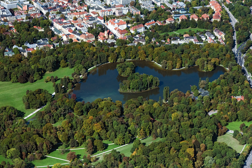 dr__0092948.jpg | MüNCHEN 01.10.2021 Kleinhesseloher See mit Inseln im mittleren Englischen Garten in München im Bundesland Bayern. // Lake Kleinhesseloher See and islands in the middle part of the English Garden in Munich in the state of Bavaria. Foto: Daniel Reiter
