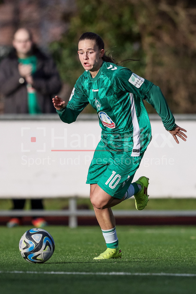 Fussball, Testspiel Frauen, DSC Arminia Bielefeld - SV Werder Bremen | v.li.: Tuana Mahmoud (SV Werder Bremen, 10) am Ball, Freisteller, Einzelbild, Ganzkörper, Aktion, Action, Spielszene