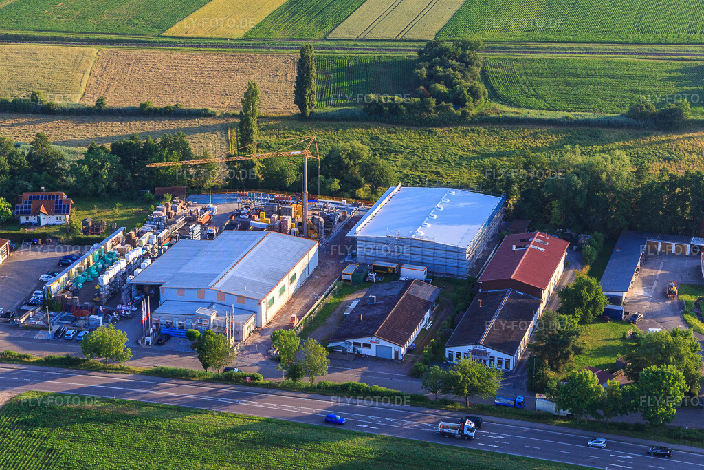 Luftbild: Gewerbegebiet Brückwiesenstraße mit Union Bauzentrum Hornbach BZA-Kapellen und Naturmöbelhaus Heinrich im Ortsteil Kapellen in Kapellen-Drusweiler im Bundesland Rheinland-Pfalz in Deutschland. Foto: IMG_148542.jpg vom 18.06.2025 durch Werner Riehm/FLY-FOTO.deHORNBACH-BAUSTOFF-UNION.COM