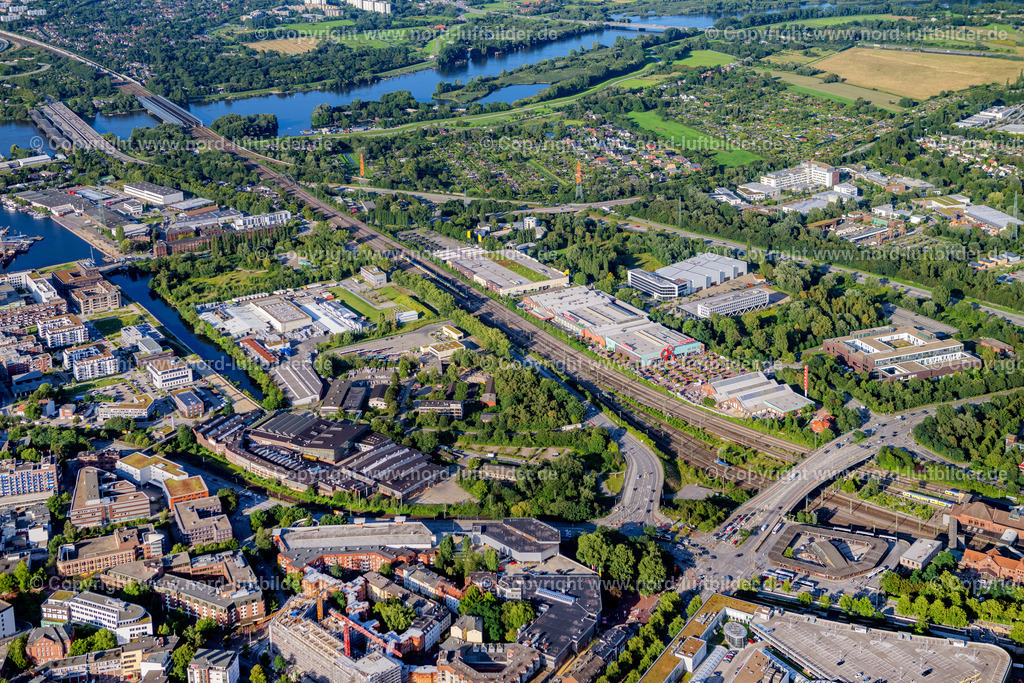 Hamburg_Harburg_Gewergebebiet_ELS_1291210823 | HAMBURG 05.08.2023 Gewerbegebiet und Erschließungsgebiet Neuländer Wettern an der A1 AS Hamburg-Harburg im Ortsteil Harburg in Hamburg, Deutschland. // Neulaender Wettern commercial area and development area on the A1 AS Hamburg-Harburg in the Harburg district in Hamburg, Germany. Foto: Martin Elsen