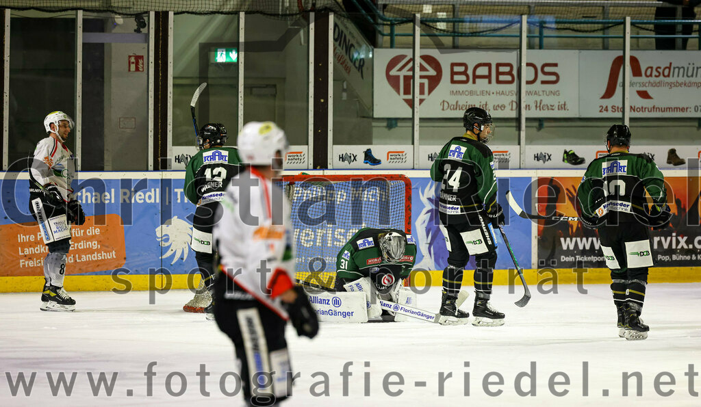2022-11-04_076_Eishockey_TSV_Erding_gegen_TSV_Peissenberg | Erding, Deutschland, 04.11.2022:
Eishockey, Bayernliga 2022 / 2023, 10. Spieltag, TSV Erding gegen TSV Peißenberg, Endergebnis: 4:3

Dominik Wagner (Erding Gladiators, #12), Torwart Christoph Schedlbauer (Erding Gladiators, #31), Lukas Krämmer (Erding Gladiators, #24), Marc Barchmann (Erding Gladiators, #10)

Foto: Christian Riedel / fotografie-riedel.net