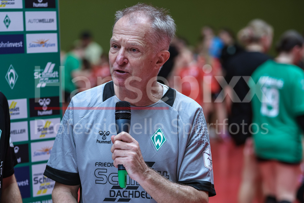 Handball, DHB-Pokal Frauen, SV Werder Bremen - VfL Oldenburg | v.li.: Radek Lewicki (Radoslaw, Co-Trainer, SV Werder Bremen) während der Pressekonferenz nach dem Spiel, Portrait, Nahaufnahme, Einzelfoto, Einzelbild
