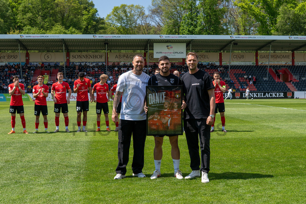 SG Sonnenhof Großaspach vs. SG Barockstadt Fulda-Lehnerz, Fussball, Regionalliga Suedwest, 33. Spieltag, 09.05.2026 | Michael Kleinschrodt (SG Sonnenhof Großaspach, #11) wird von Julian Schieber (sportilicher Leiter SG Sonnenhof Großaspach) und Michael Ferber (Vorstand Sport, SG Sonnenhof Großaspach), verabschiedet,SG Sonnenhof Großaspach vs. SG Barockstadt Fulda-Lehnerz, Fussball, Regionalliga Suedwest, 33. Spieltag, 09.05.2026