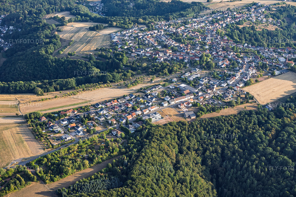Luftbild: Ortsansicht aus Süden im Ortsteil Erlenbrunn in Pirmasens im Bundesland Rheinland-Pfalz in Deutschland. – Foto: IMG_158840.jpg vom 15.08.2026 durch Werner Riehm/FLY-FOTO.de – Auflösung des Originals: 6000 x 4000 px